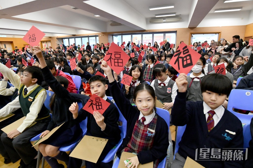 同学们开心展示自己手上的“福”字作品。