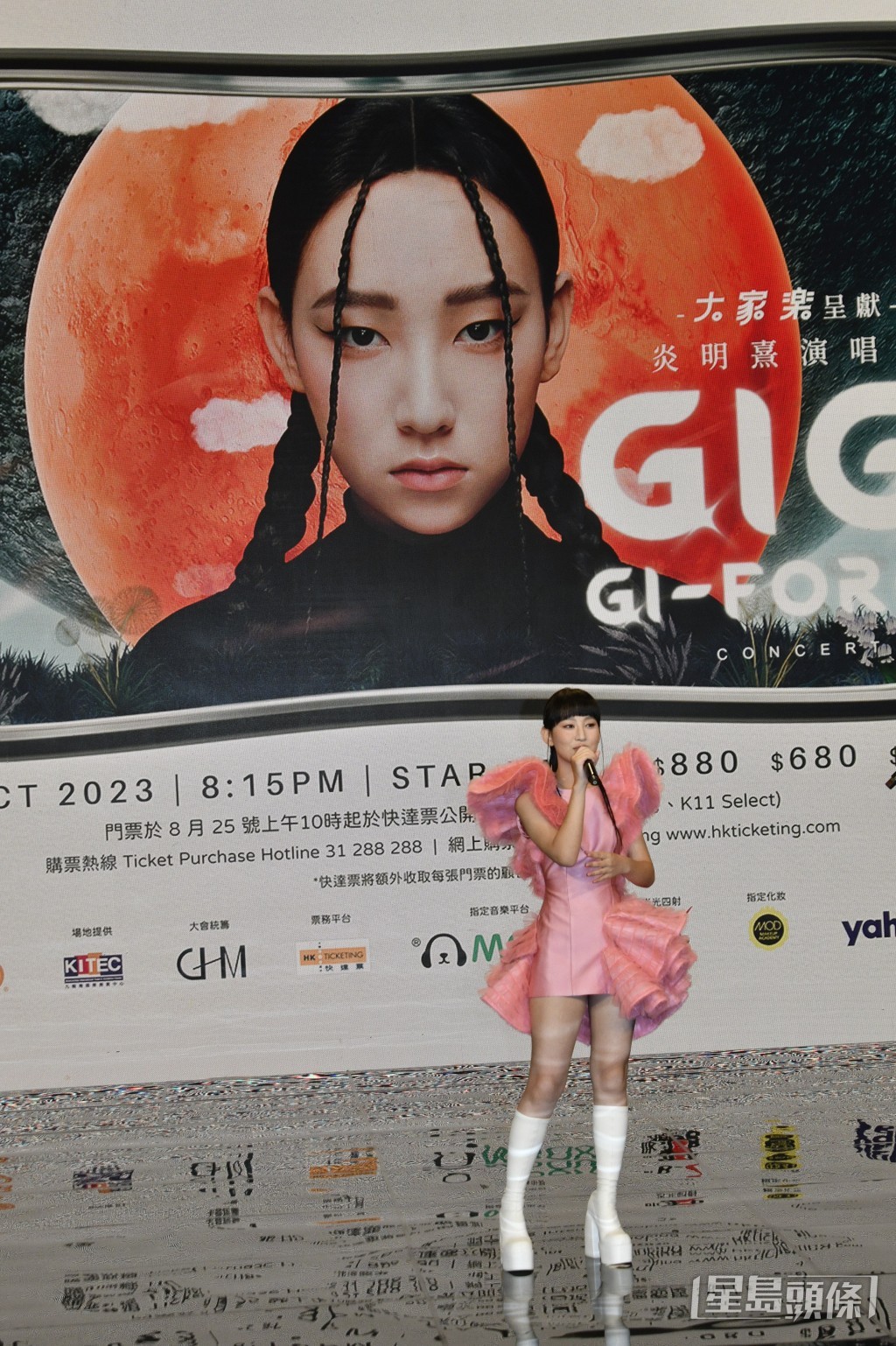 不過不少網民對於炎明熹的海報新Look感到不習慣。 不過不少網民對於炎明熹的海報新Look感到不習慣。