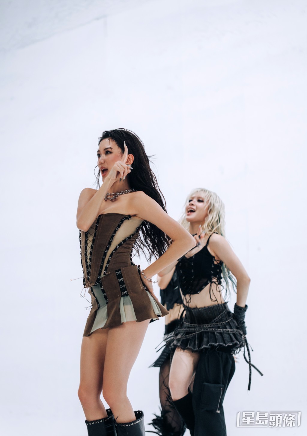 Carina（前）、VALC（後）勁歌熱舞。