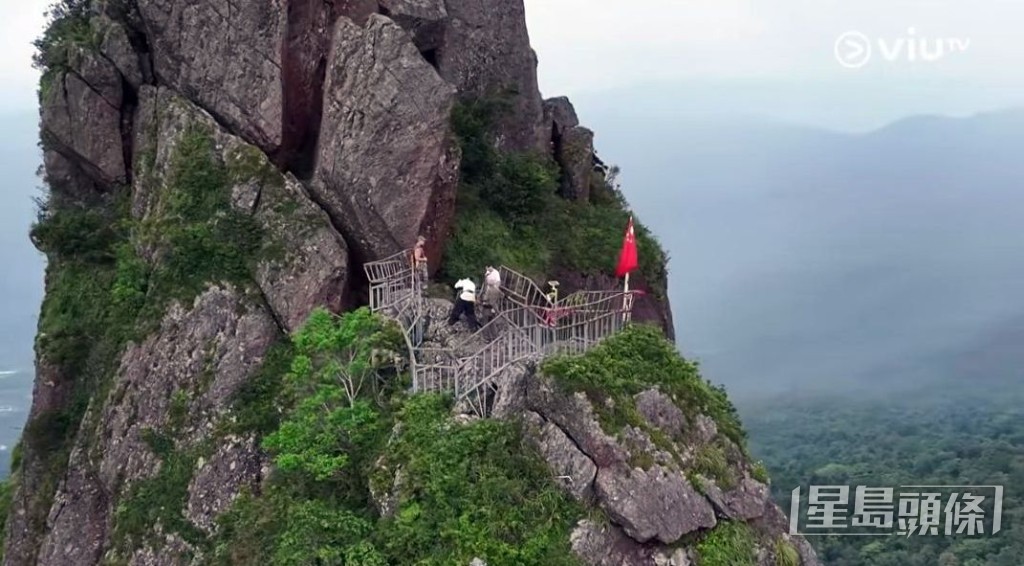 上山接受挑戰。 上山接受挑戰。