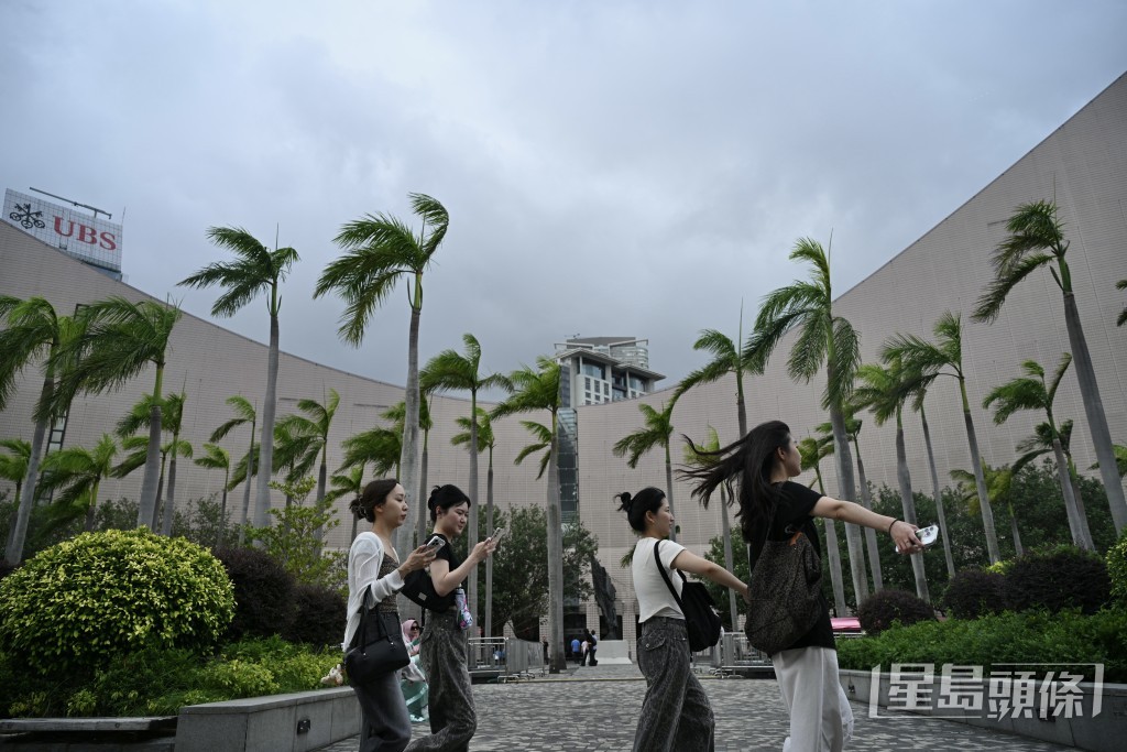 天文台又預料一道低壓槽會在下周後期靠近華南沿岸，該區有驟雨及雷暴。
