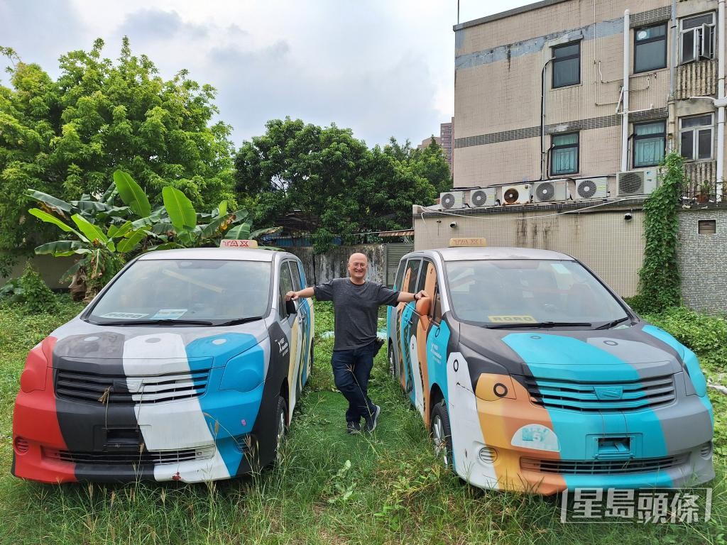 初代閱讀車是兩輛退役的「鑽的」，內裏沒有引擎，要靠拖車拉到不同地區。