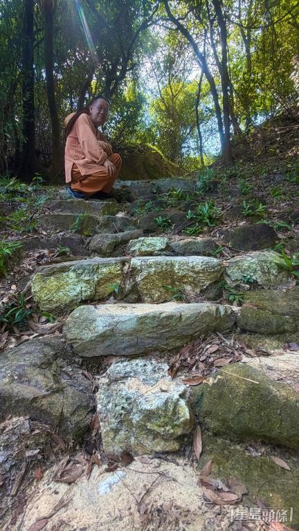 法戒指横放路中的「波鞋」没沾泥巴，极不寻常。