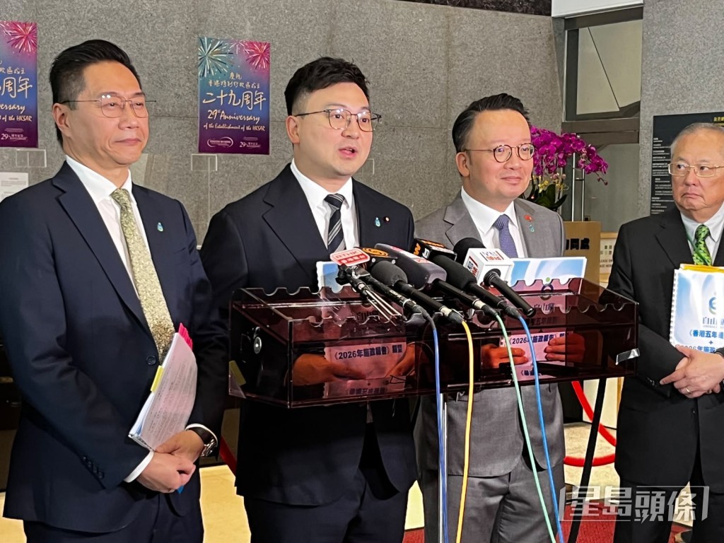 自由黨飲食界議員梁進(左二)。 自由黨飲食界議員梁進(左二)。