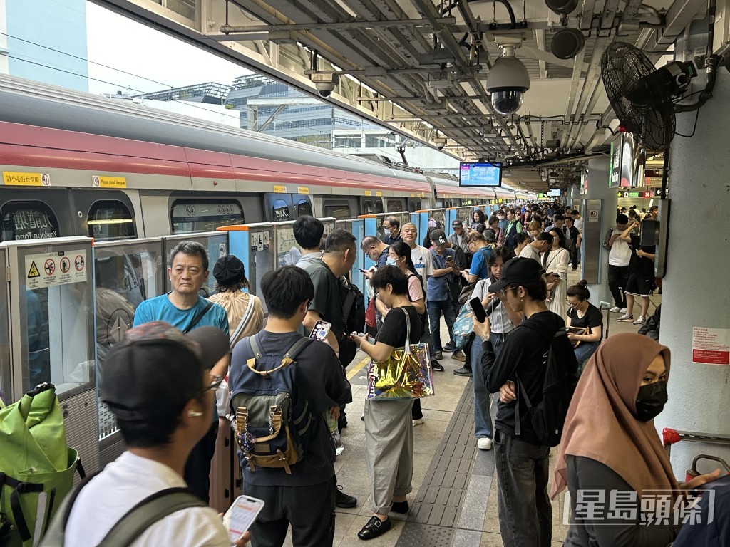 港铁九龙塘站附近服务受阻。曾志恒摄 港铁九龙塘站附近服务受阻。曾志恒摄