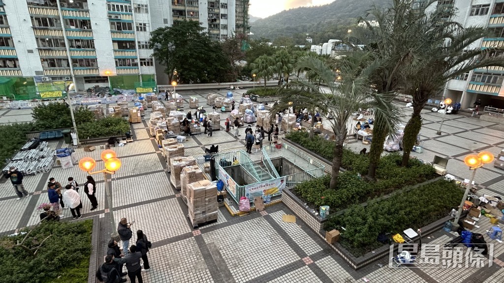 廣福邨平台撤走物資。