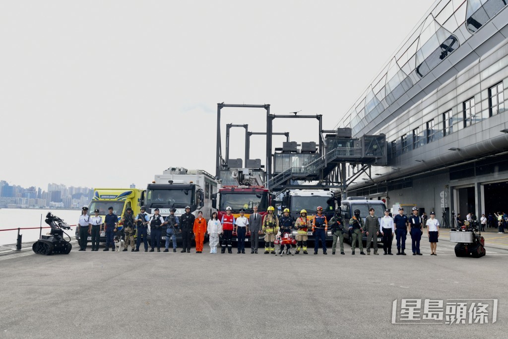 跨部門反恐專責組於今日(8月28日)在啟德郵輪碼頭舉行代號「勇光」演習。 跨部門反恐專責組於今日(8月28日)在啟德郵輪碼頭舉行代號「勇光」演習。