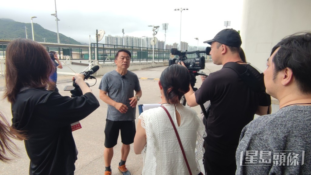 日本賽馬頻道Green Channel人員,今日到馬場訪問練馬師姚本輝。 日本賽馬頻道Green Channel人員,今日到馬場訪問練馬師姚本輝。