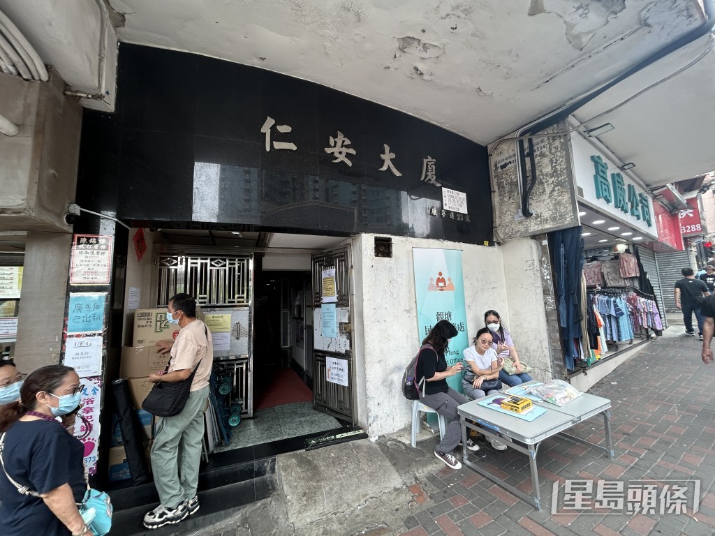民政事務處在地下設置櫃枱協助居民。 民政事務處在地下設置櫃枱協助居民。