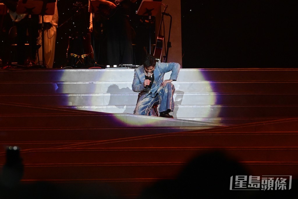 陳柏宇跌倒後跪在地上繼續唱。