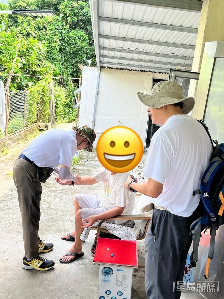 近年兩人加入「村巡隊」，定期探訪居於大嶼山偏遠村落的長者。 受訪者提供