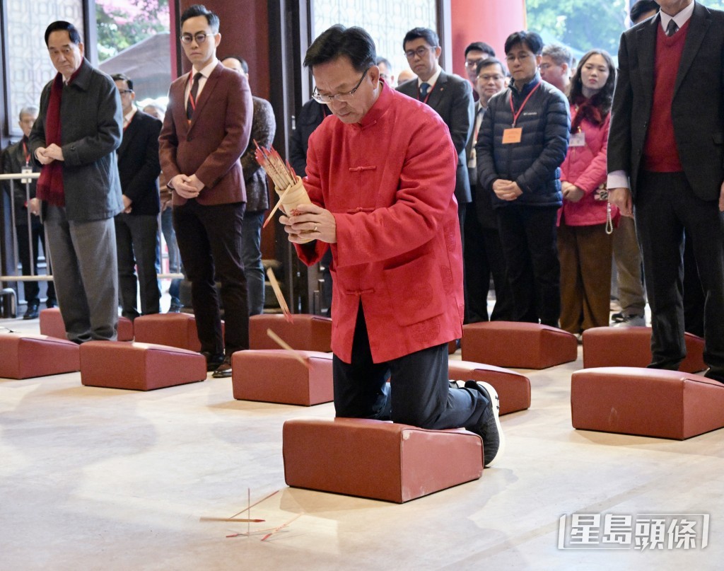 劉業強為香港祈福求籤。(蘇正謙攝) 劉業強為香港祈福求籤。(蘇正謙攝)