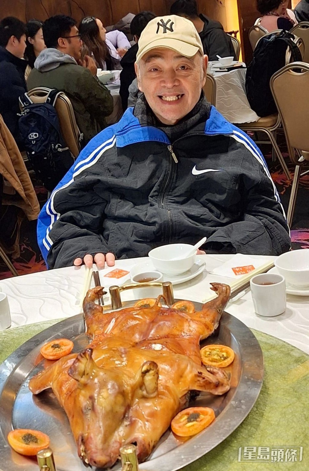 張偉文最愛食,對住乳豬開心晒。 張偉文最愛食,對住乳豬開心晒。