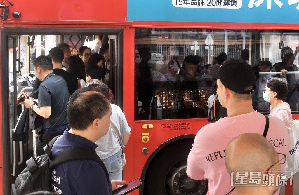 紅隧轉車站,陸續有市民候車上班,部分巴士站「打蛇餅」。 紅隧轉車站,陸續有市民候車上班,部分巴士站「打蛇餅」。