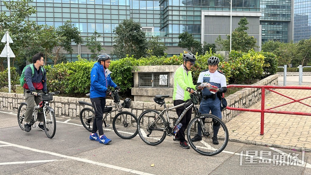 沿途向市民派發宣傳單張。梁國峰攝