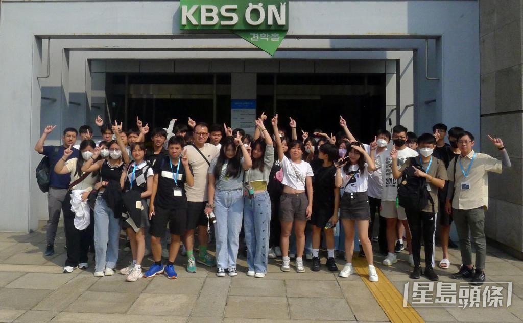 報讀「多媒體故事」課程的中學生，近年到韓國KBS電視台參觀。