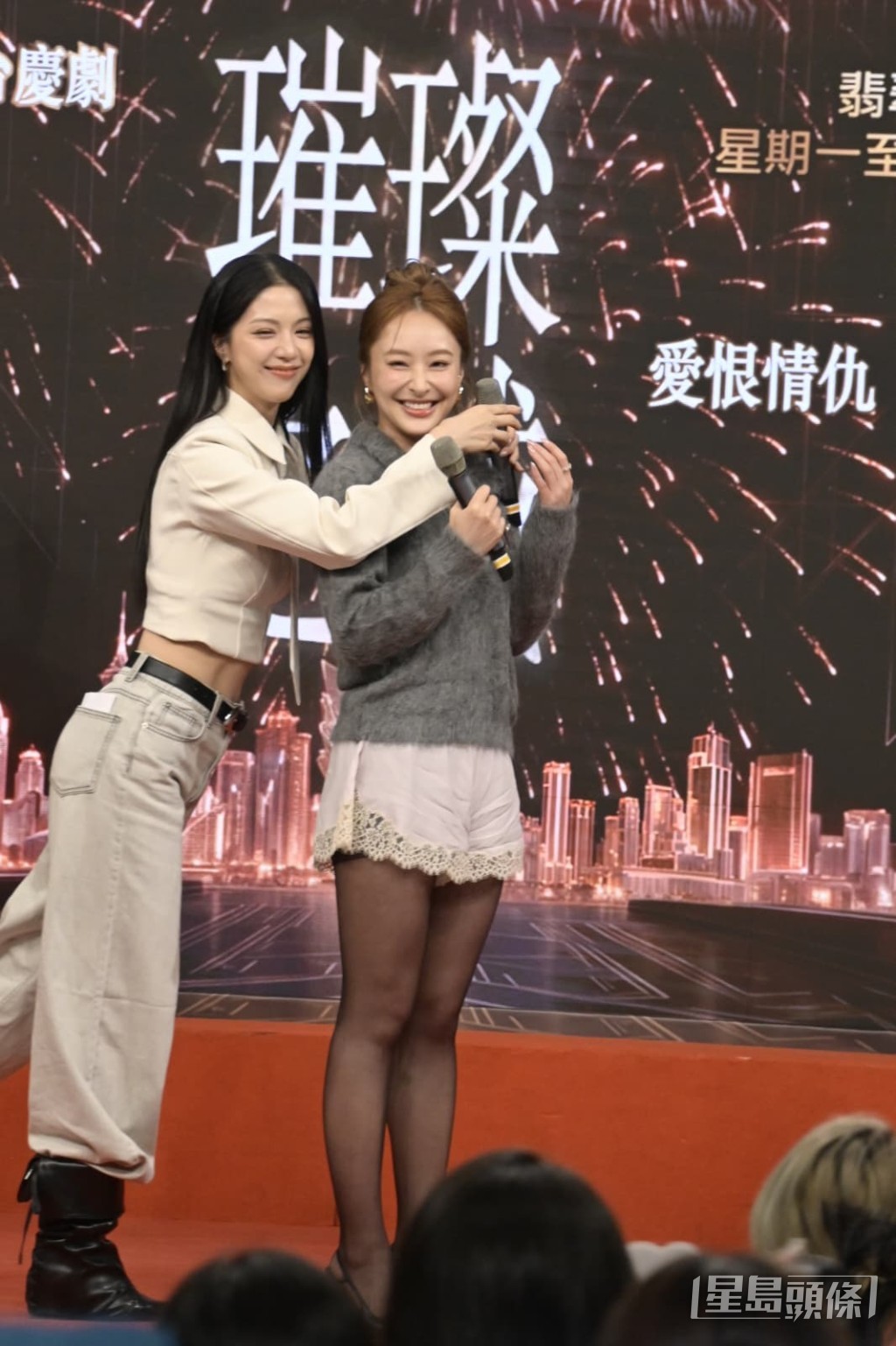 陳曉華攬住壽星女陳瀅。 陳曉華攬住壽星女陳瀅。