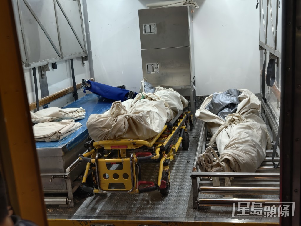 仵工將兩人的遺體移送殮房。