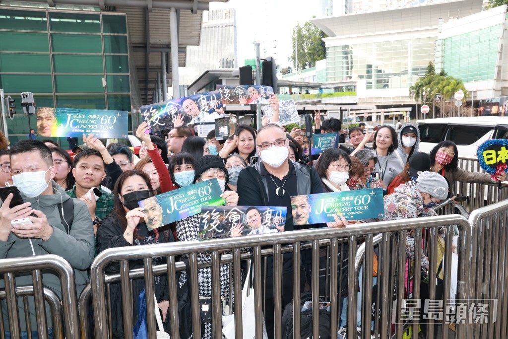 過百粉絲在紅館門外等候。