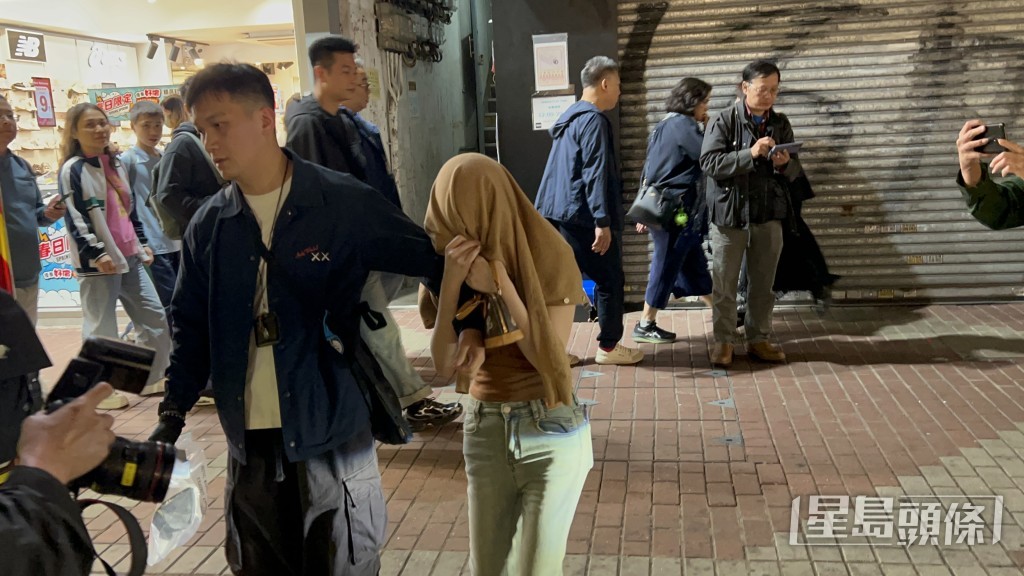 其中一名外籍女子。