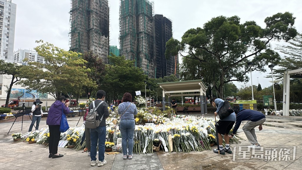市民到鄰近火災現場的廣福休憩處，獻花悼念死難者。