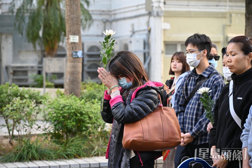 有市民在大埔宏福苑廣福社區中心外小公園獻花。蘇正謙攝