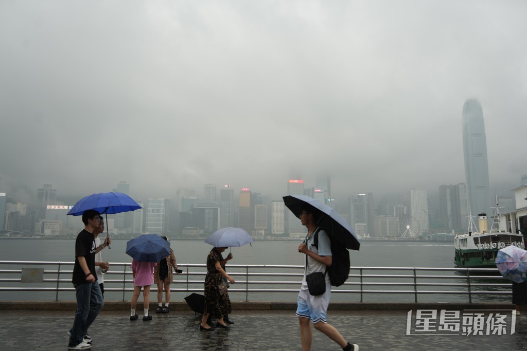 受熱帶氣旋丹娜絲殘餘帶來的暴雨及狂風雷暴的影響,天文台今日(10日)三度發紅雨。吳艷玲攝 受熱帶氣旋丹娜絲殘餘帶來的暴雨及狂風雷暴的影響,天文台今日(10日)三度發紅雨。吳艷玲攝