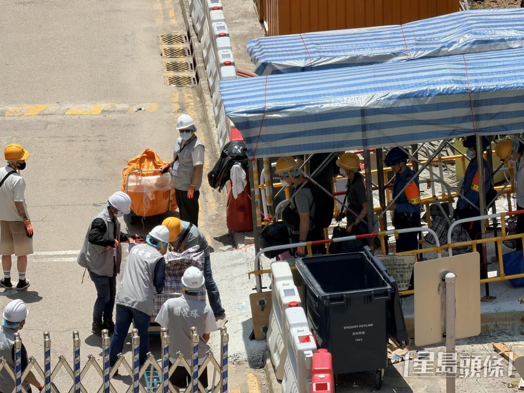 宏福苑住户近日返回旧居执拾物品。