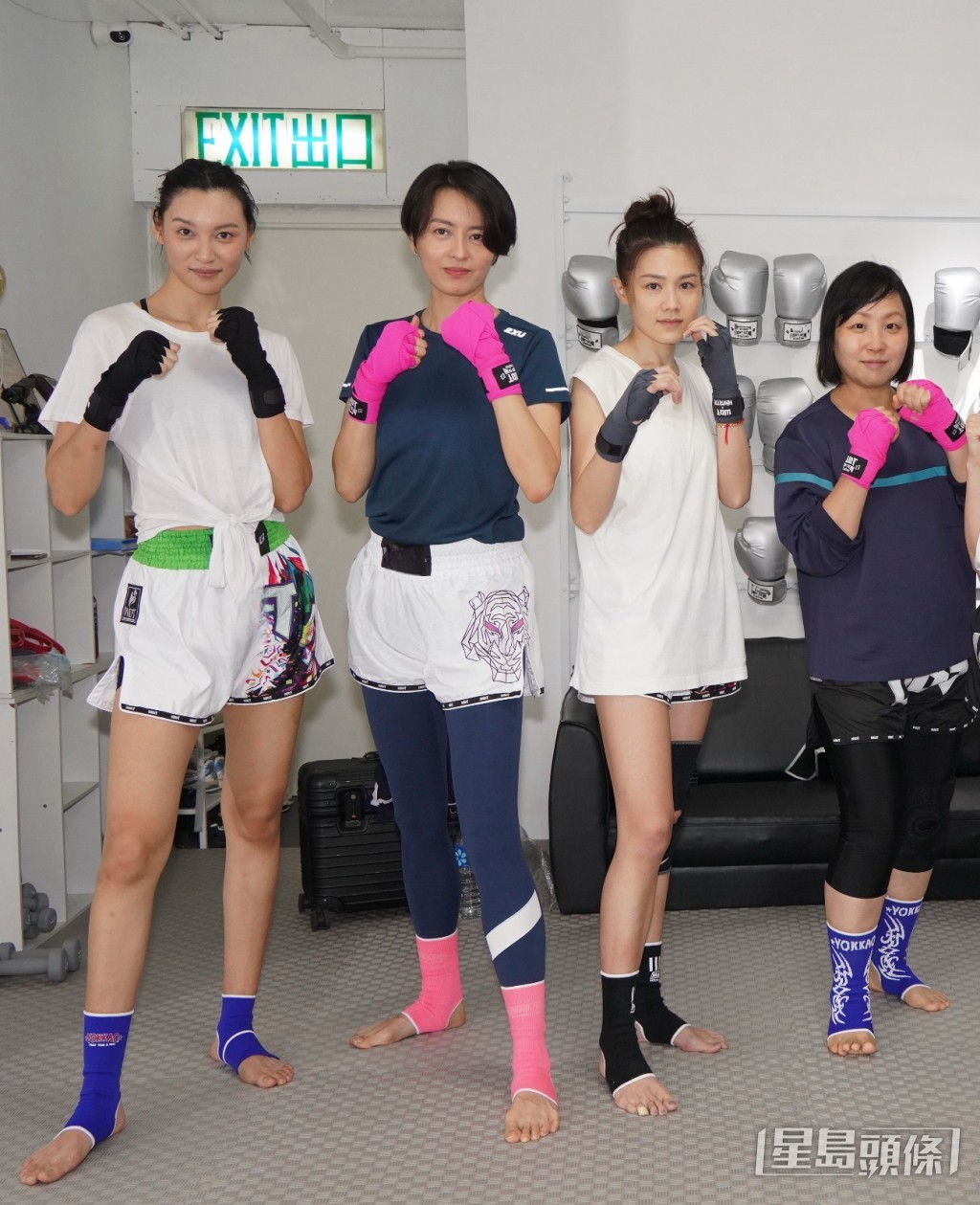 梁詠琪（左二）、周秀娜（右二）、王丹妮（左）、楊詩敏（右）合拍2025農曆新年賀歲電影《臨時決鬥》。