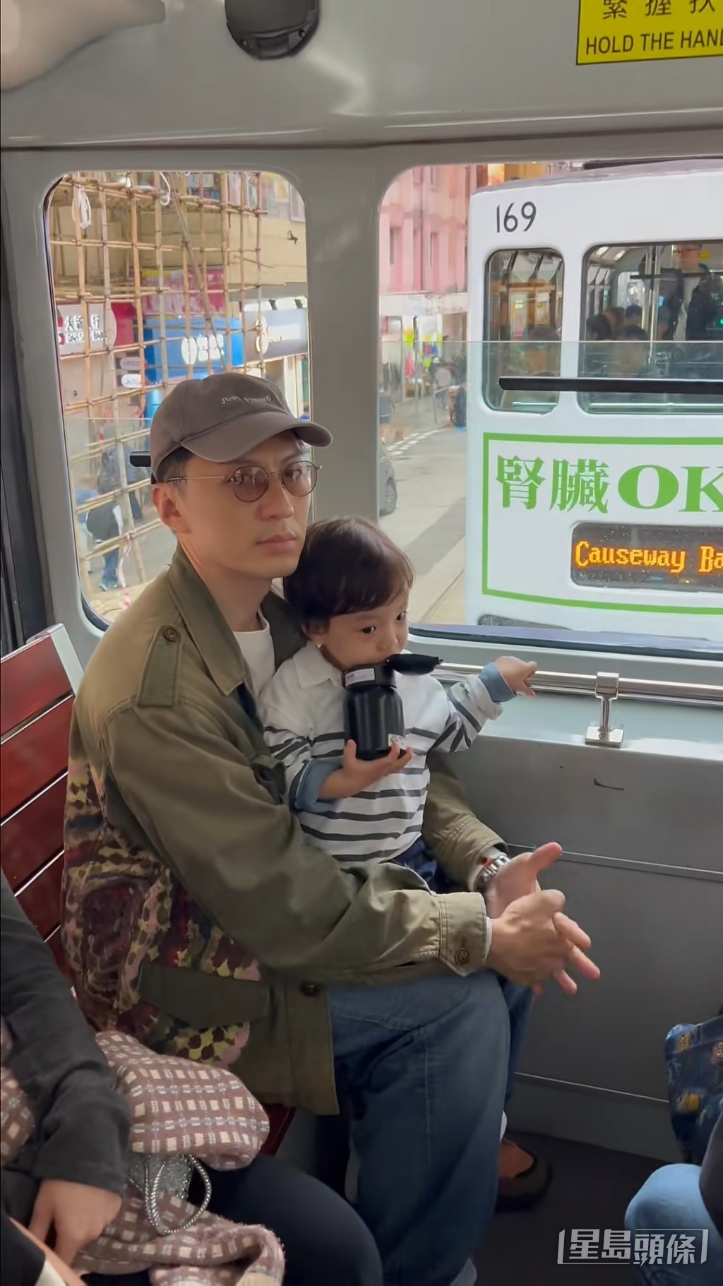 「Family man」袁偉豪抱住囝囝坐電車。 「Family man」袁偉豪抱住囝囝坐電車。