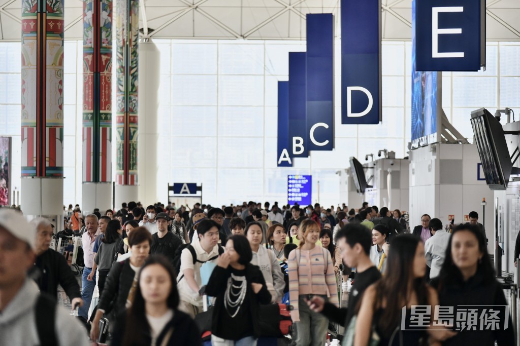 機場在下午2時後一度出現大批旅客潮,離港大堂人頭湧湧。 機場在下午2時後一度出現大批旅客潮,離港大堂人頭湧湧。