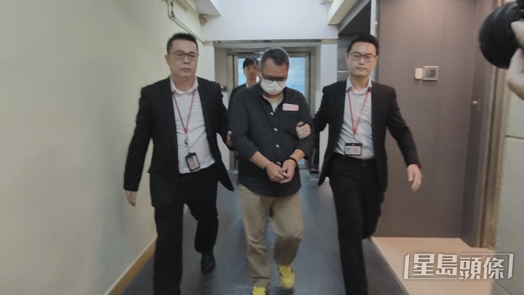 廉署傍晚再押解一名男子到九龍灣辦公室調查，據了解該人為項目經理。黃文威攝