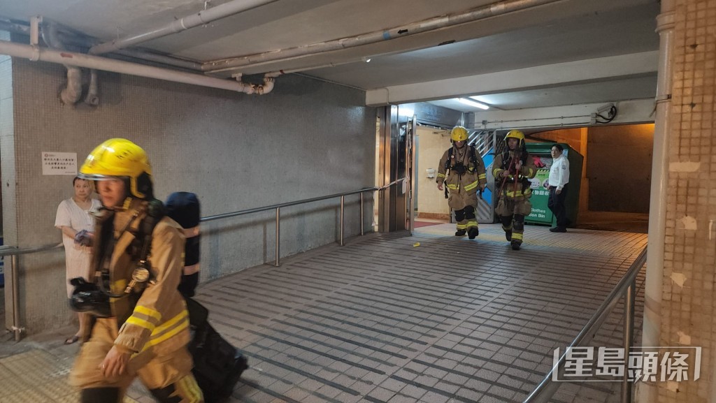 消防將火救熄後收隊離去。黎志偉攝 消防將火救熄後收隊離去。黎志偉攝