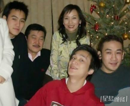 赵雅芝是三孩之母，与前夫黄汉伟所生的两名儿子黄光宏（前右）和黄光宜（前左）都已年过40。