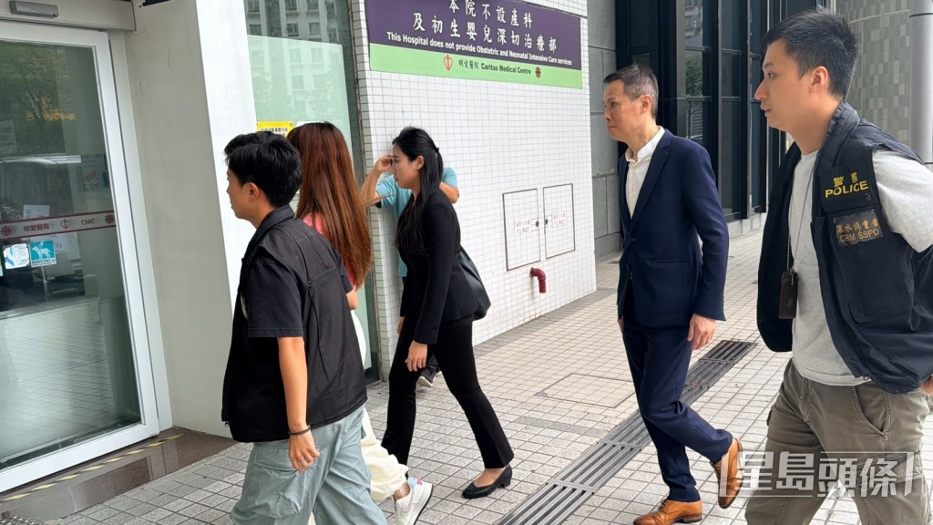 女實習醫生由律師陪同進入明愛醫院。梁國峰攝 女實習醫生由律師陪同進入明愛醫院。梁國峰攝