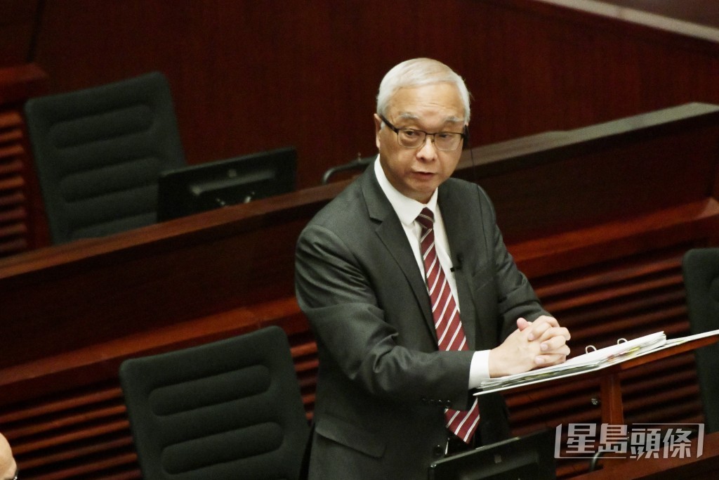環境及生態局局長謝展寰指當局會積極尋找用地,協助業界放置環保斗。資料圖片 環境及生態局局長謝展寰指當局會積極尋找用地,協助業界放置環保斗。資料圖片