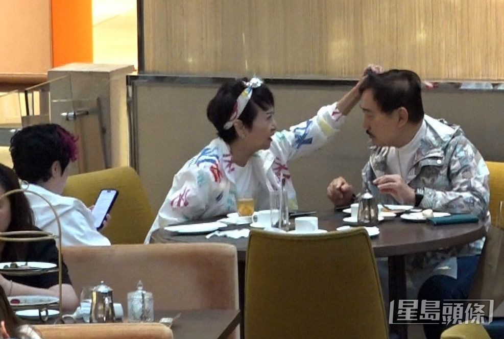 期間拉姑不時摸老公面和頭,又摸下手仔,一旁的好友陳太都「冇眼睇」。 期間拉姑不時摸老公面和頭,又摸下手仔,一旁的好友陳太都「冇眼睇」。