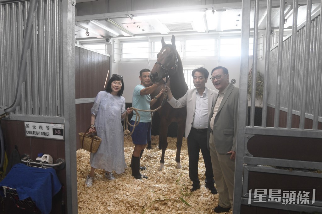 鄭則然夫婦入倉探望「燭光晚餐」。