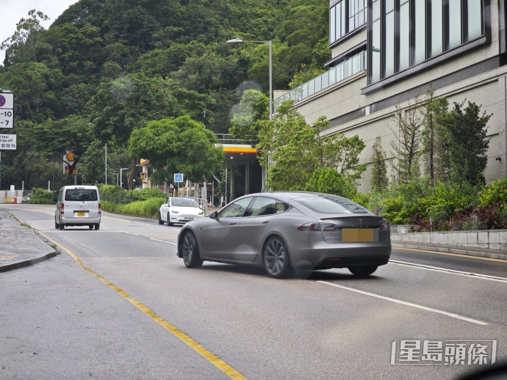 該灰色Tesla跨越雙白線轉右。 該灰色Tesla跨越雙白線轉右。