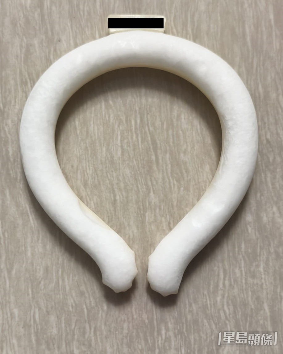 工人将颈箍沾水后放冰格,制成「冰颈箍」。 工人将颈箍沾水后放冰格,制成「冰颈箍」。
