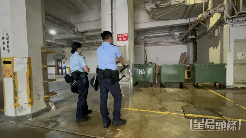 警員到場用垃圾桶及圍欄圍封野豬匿藏位置。楊偉亨攝