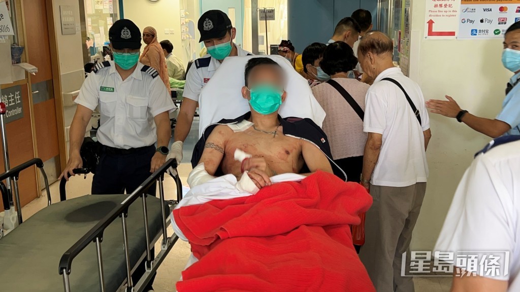 其中一名男住客左手手指刀傷送院。蔡楚輝攝 其中一名男住客左手手指刀傷送院。蔡楚輝攝