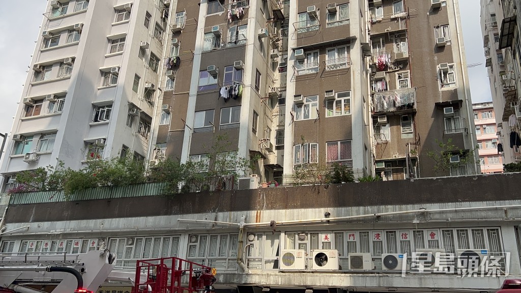 深水埗鴨寮街28-34號運福樓發生墮樓意外。蔡楚輝攝 深水埗鴨寮街28-34號運福樓發生墮樓意外。蔡楚輝攝