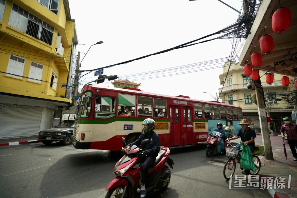 趙先生表示遊客區的人流未有減少，每天也有一車一車的旅行團、旅遊巴到旅遊區。劉駿軒攝