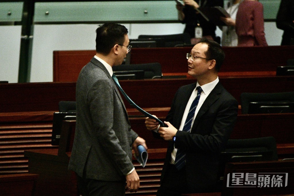 特首即將到場宣讀施政報告，議員和官員整裝待發。（盧江球攝）