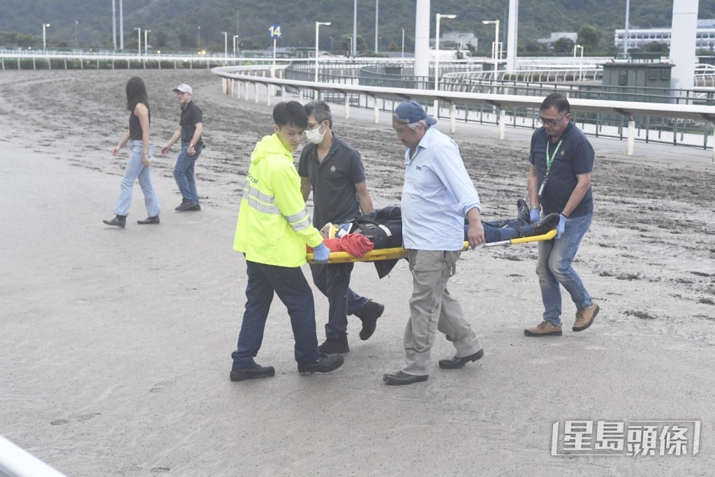 被拋下的外籍騎馬人即時由擔架抬上救護車,再送往附近醫院。 被拋下的外籍騎馬人即時由擔架抬上救護車,再送往附近醫院。