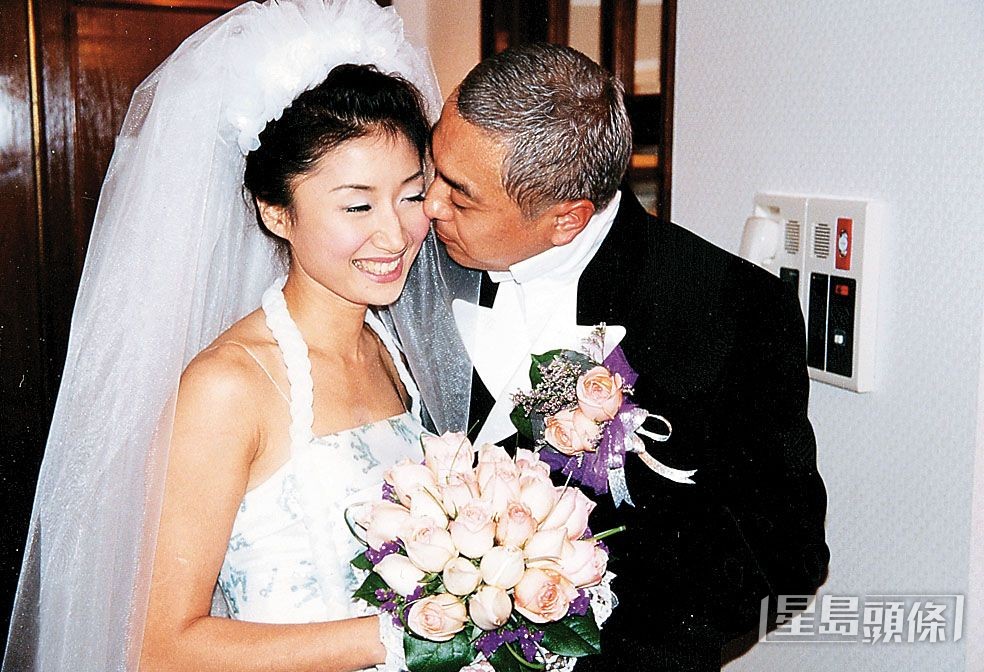 姜皓文與殷寧1999年結婚。