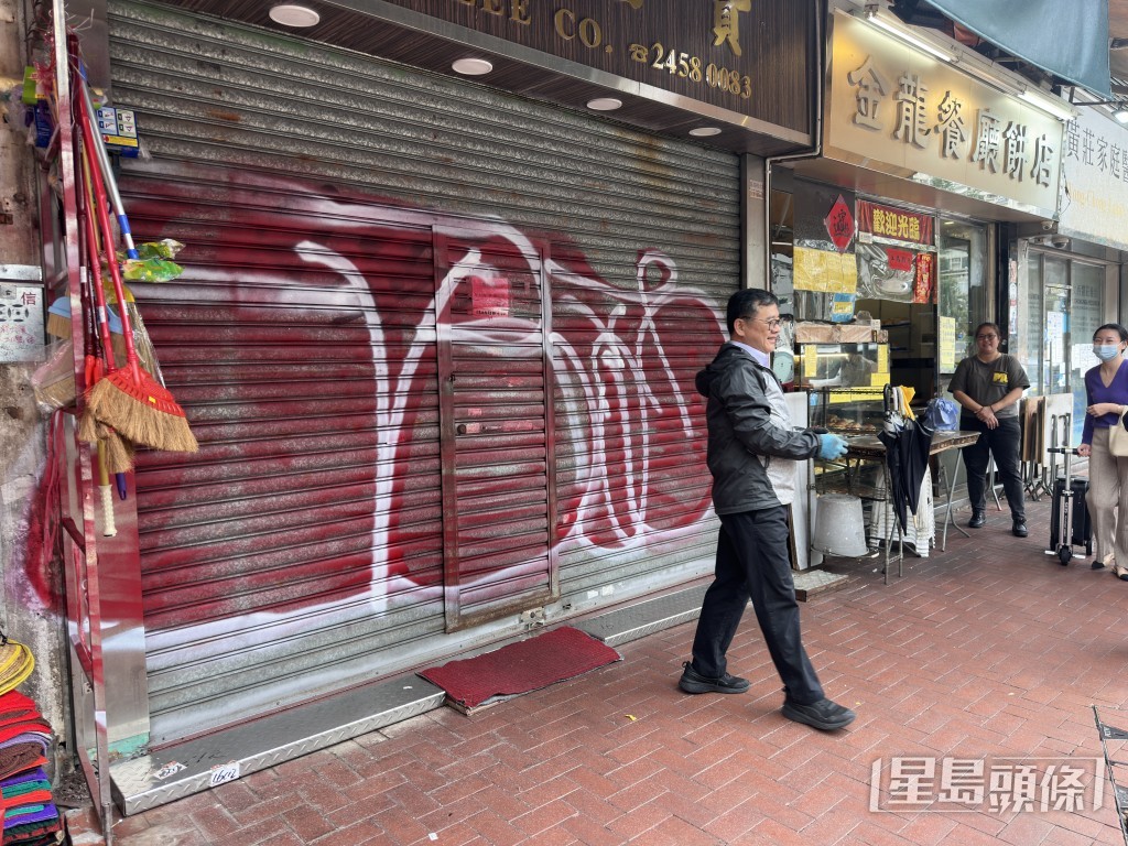 店主開舖發現捲閘被塗鴉。梁國峰攝 