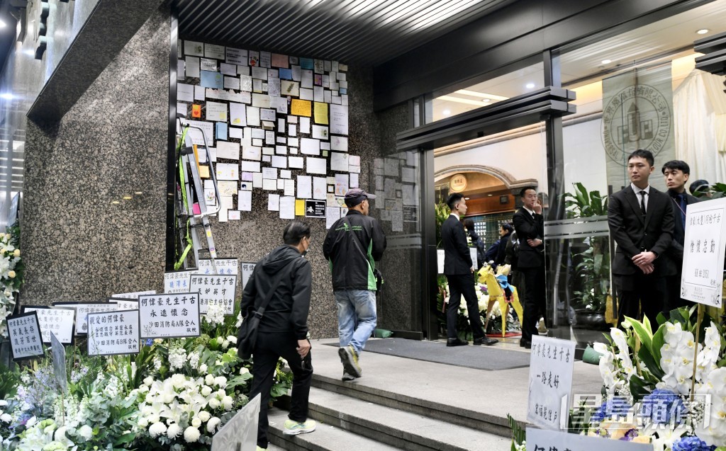 市民及同袍的悼念卡貼滿靈堂門口，致敬殉職英雄。何君健攝