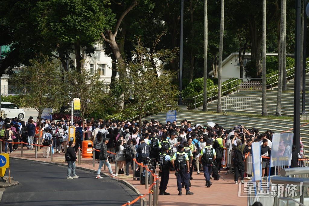 球迷在大球場外等候。劉駿軒攝